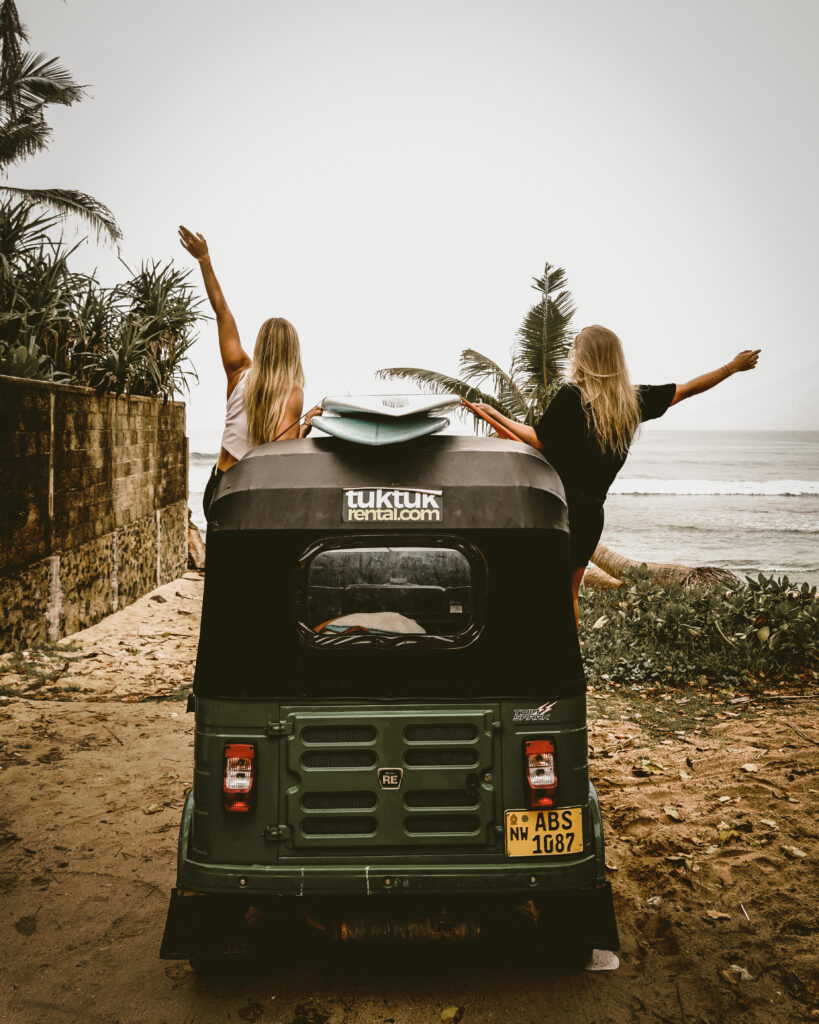 Friendship on the beach - With a tuktuk as their trusty companion. Create memories in beautiful Mirissa